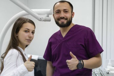 Hasta, dişçiye teşekkür ediyor. İlişki sağlığı açısından başarılı.