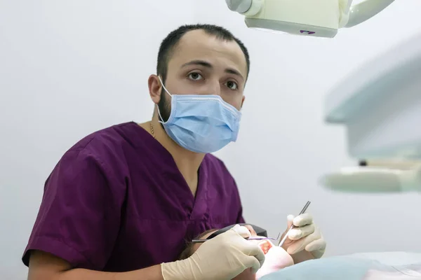 Dentiste Médecin Examine Une Femme Patient Médecine Check — Photo