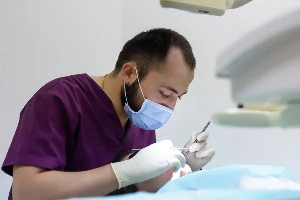 Dentiste Examine Une Patiente Qui Travaille Expliquant Sainement — Photo