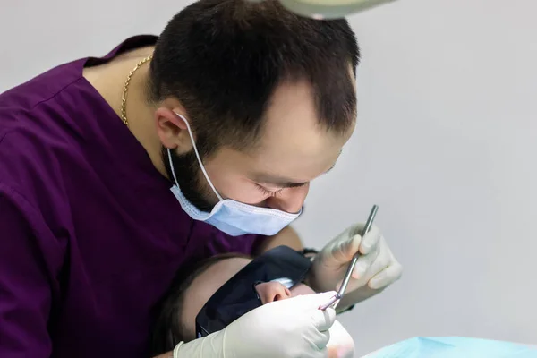 Dentiste Médecin Examine Une Femme Patient Médecine Check — Photo