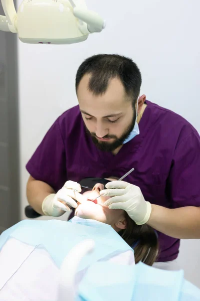 牙医医生检查一名女病人药检 — 图库照片