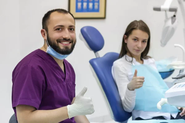 Paciente Agradece Dentista Relação Médico Saúde Sucesso — Fotografia de Stock