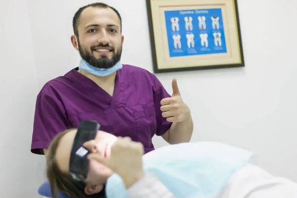 Patient Bedankt Sich Beim Zahnarzt — Stockfoto