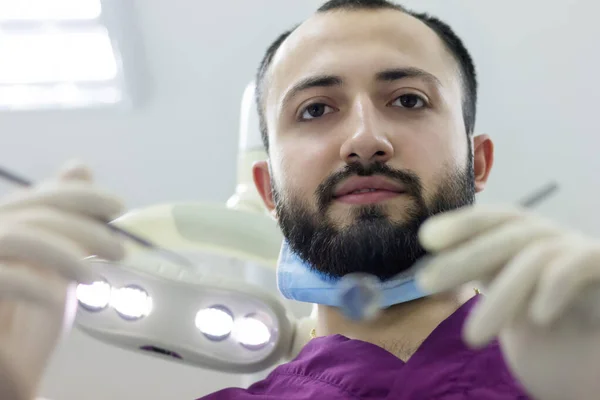 Dentista Médico Feliz Examina Dentes Boca Paciente Sorriso Profissional — Fotografia de Stock