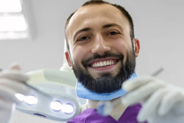 Dentiste Médecin Heureux Examine Dents Bouche Patient Sourire Professionnel — Photo