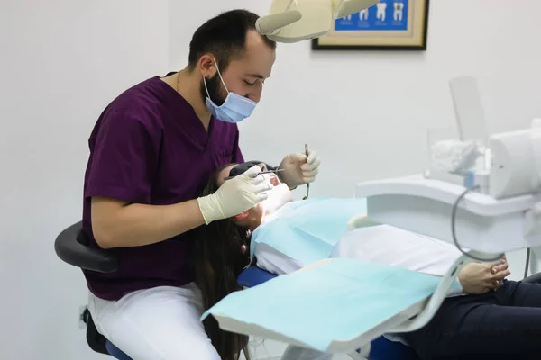 Dentista Examina Uma Paciente Mulher Trabalhando Explicando Saudável — Fotografia de Stock