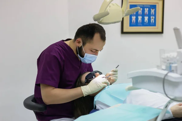 Dentista Examina Uma Paciente Mulher Trabalhando Explicando Saudável — Fotografia de Stock