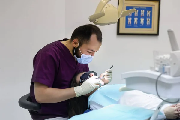 diş hekimi doktor bir kadın hasta ilaç kontrol muayene