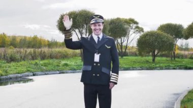 Pilot el sallayan komutan havayollarına hoş geldin diyor.