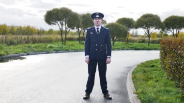 Pilot hareket türbülansı yapıyor. Komik, mutlu bir havacı yolculuğu.