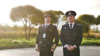 Uçak ıslak havada iniyor. İki pilot yağmur pisti.