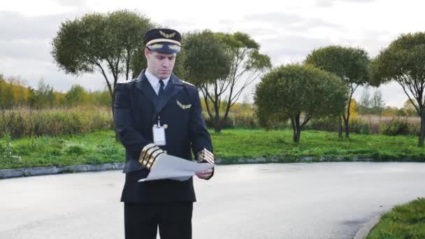 Pilóta Repülési Terv Ellenőrző Lista Papírok Időjárás Egyenruha Légitársaság — Stock videók