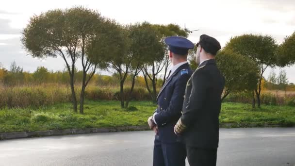 Vliegtuig Landing Piloten Glimlach Uniform Professionele Kapitein — Stockvideo