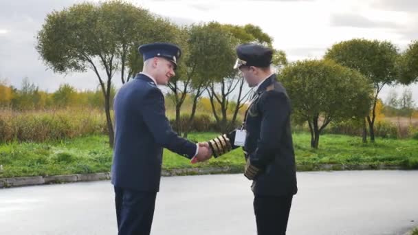 Piloten Bemanning Verwelkomt Glimlach Professionele Baan Luchtvaartmaatschappijen — Stockvideo