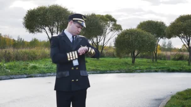 Pilote Montrant Sur Montre Annulée Problèmes Embarquement Colère — Video