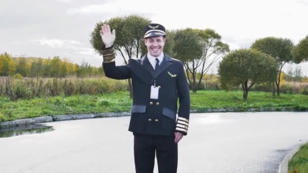 Pilot Välkomnar Vinka Befälhavare Flygbolag Flygare — Stockvideo