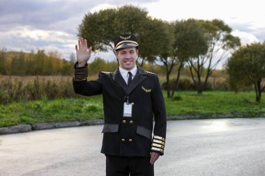 Pilot el sallayan komutan havayollarına hoş geldin diyor.