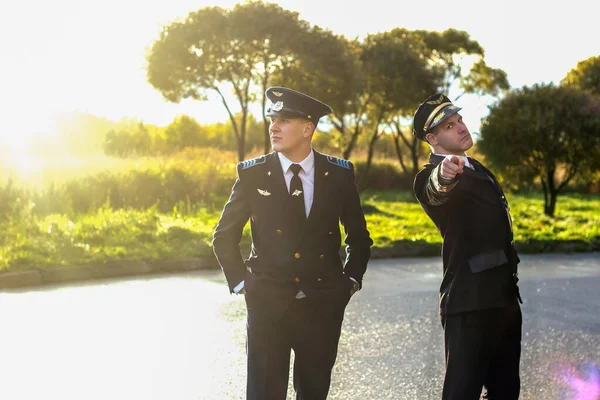 Piloten Bij Zonsondergang Zonsopgang Knap Episch Uniform Vervoer — Stockfoto