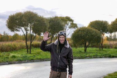 Klasik pilot pilotu el sallayan eski havayolu üniformasını karşılıyor.