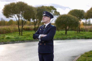Pilot gururlu başarı üniformalı havacı