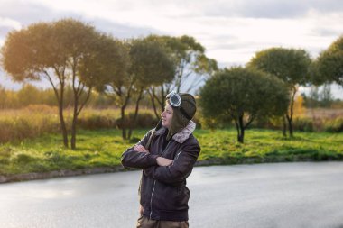 Klasik pilot pilotu gururlu, kendine güveni tam eski üniforma. 