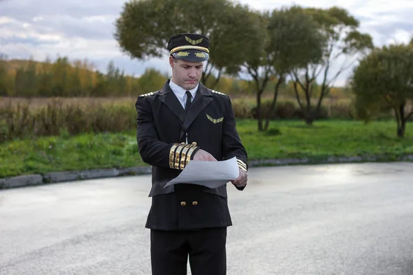 Piano Volo Pilota Lista Controllo Documenti Meteo Uniforme Compagnia Aerea — Foto Stock