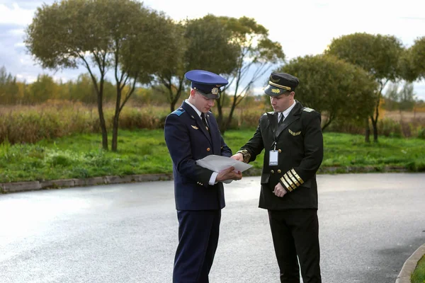 Pilotos Plan Vuelo Aviador Lista Verificación Tripulación Aire Profesional —  Fotos de Stock