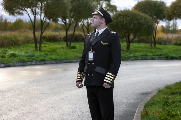 Pilot gururlu başarı üniformalı havacı