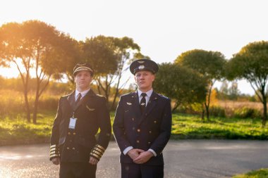 İki pilot yağmurlu havada iniş yapan uçak pisti.