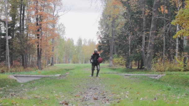 Cavaliere Guerriero Attacco Corre Sul Campo Battaglia Medievale Foresta Storia — Video Stock