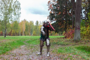 Kılıç ve kalkanla kılıç kuşanan şövalye ortaçağ savaşları