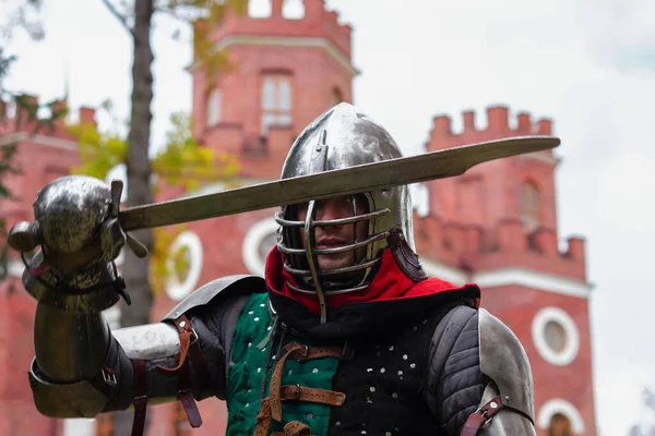Şövalye pozu veren şövalyelik koruması cesur güç