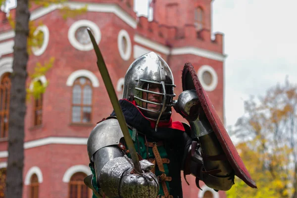 Şövalye koruma kalesi saldırısı için savaşıyor Ortaçağ savaşında