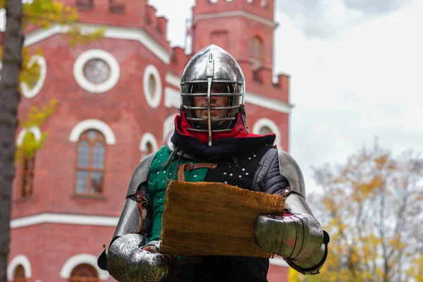 Guerreiro Cavaleiro Anuncia Discurso Notícias História Campo Batalha Medieval — Fotografia de Stock