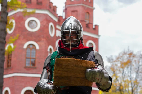 Guerreiro Cavaleiro Anuncia Discurso Notícias História Campo Batalha Medieval — Fotografia de Stock