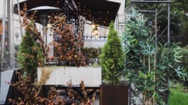 Yaz terası rengarenk yeşil doğa mobilyaları şehir içi rahat