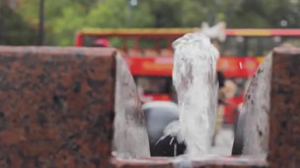 Fontaine d'eau gelée humide proche jet rafraîchissant éclaboussures — Video