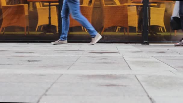 歩行者用足の街の生活若い男のカジュアルな服 — ストック動画