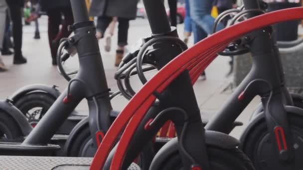 Verhuur scooter parking groene mobiliteit electro ecologische — Stockvideo
