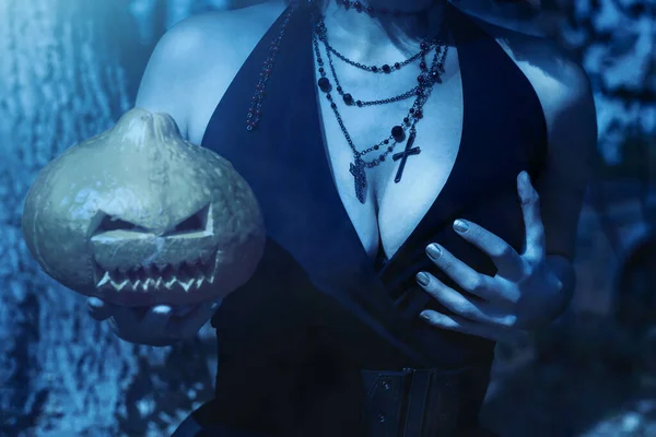 Cadı göğüsleri baştan çıkarıyor. Seksi cadılar bayramı partisinin şehvetli kostümleri.