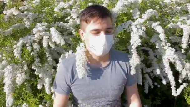 L'uomo che si adatta alla vita con coronavirus godendo la natura — Video Stock
