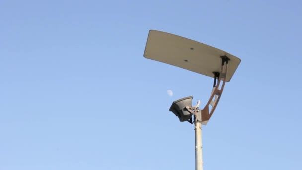 Luna está en el cielo azul entre la lámpara de calle — Vídeo de stock