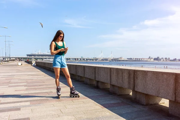 Dívčí Kolečkové Bruslení Chytrým Telefonem Ruce Sledování Fitness — Stock fotografie