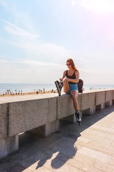 Meisje Rolschaatsen Promenade Veters Boot Skate Activiteit — Stockfoto