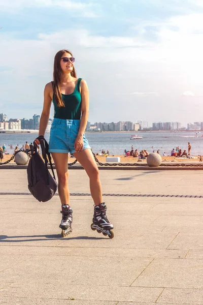 Meisje Rolschaatsen Met Een Rugzak Mode Casual Aantrekkelijk Jong — Stockfoto