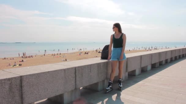 女子滑旱冰背包时尚休闲迷人的年轻姑娘 — 图库视频影像