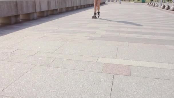Menina Patinagem Passeio Passeios Sidewalk Exercício Equilíbrio — Vídeo de Stock