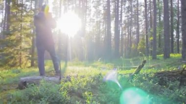 Vahşi yaşam fotoğrafçısı. Doğada seyahat eden fotoğraf blogcularından esinlenilmiş bir orman.