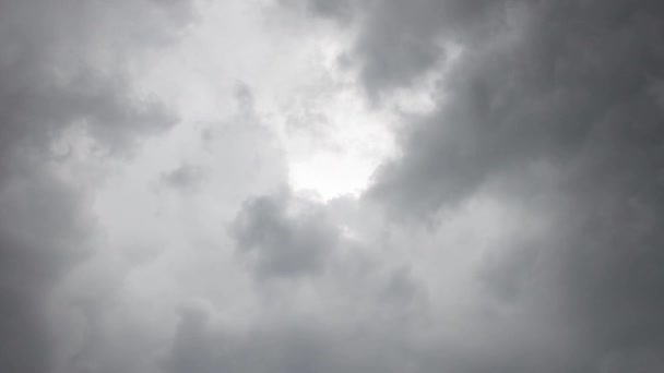 暗い灰色の雲の中に太陽が入り込み — ストック動画