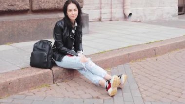 Genç ve çekici bir kız sakız şişiriyor.